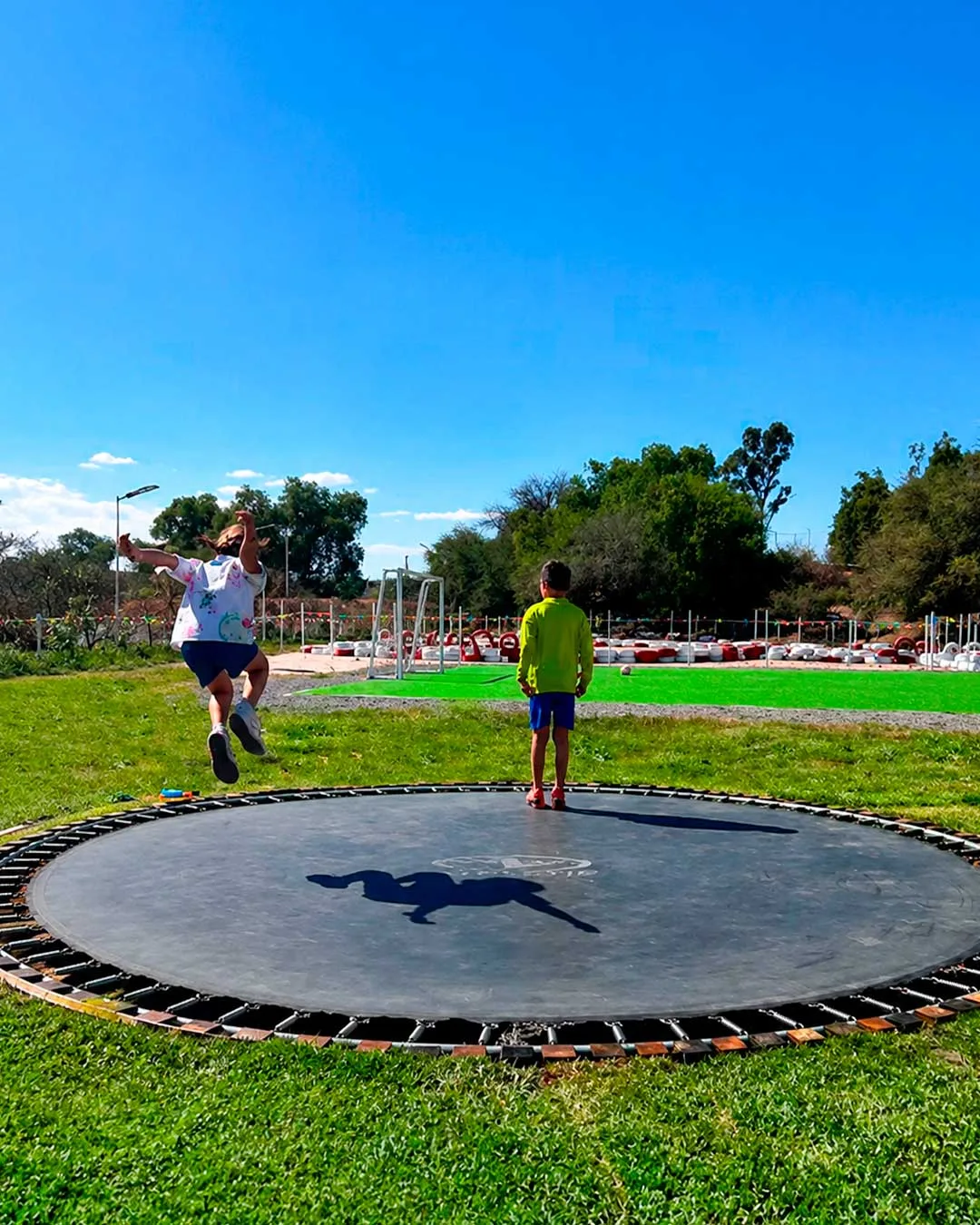 Niños divirtiéndose en el trampolín de Zerena