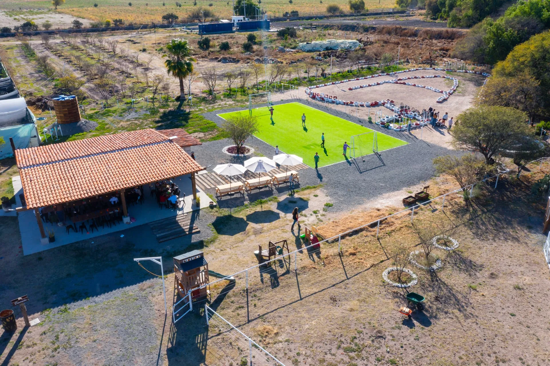 Vista aérea de Zerena Terraza con cancha de fútbol, go-karts y terraza