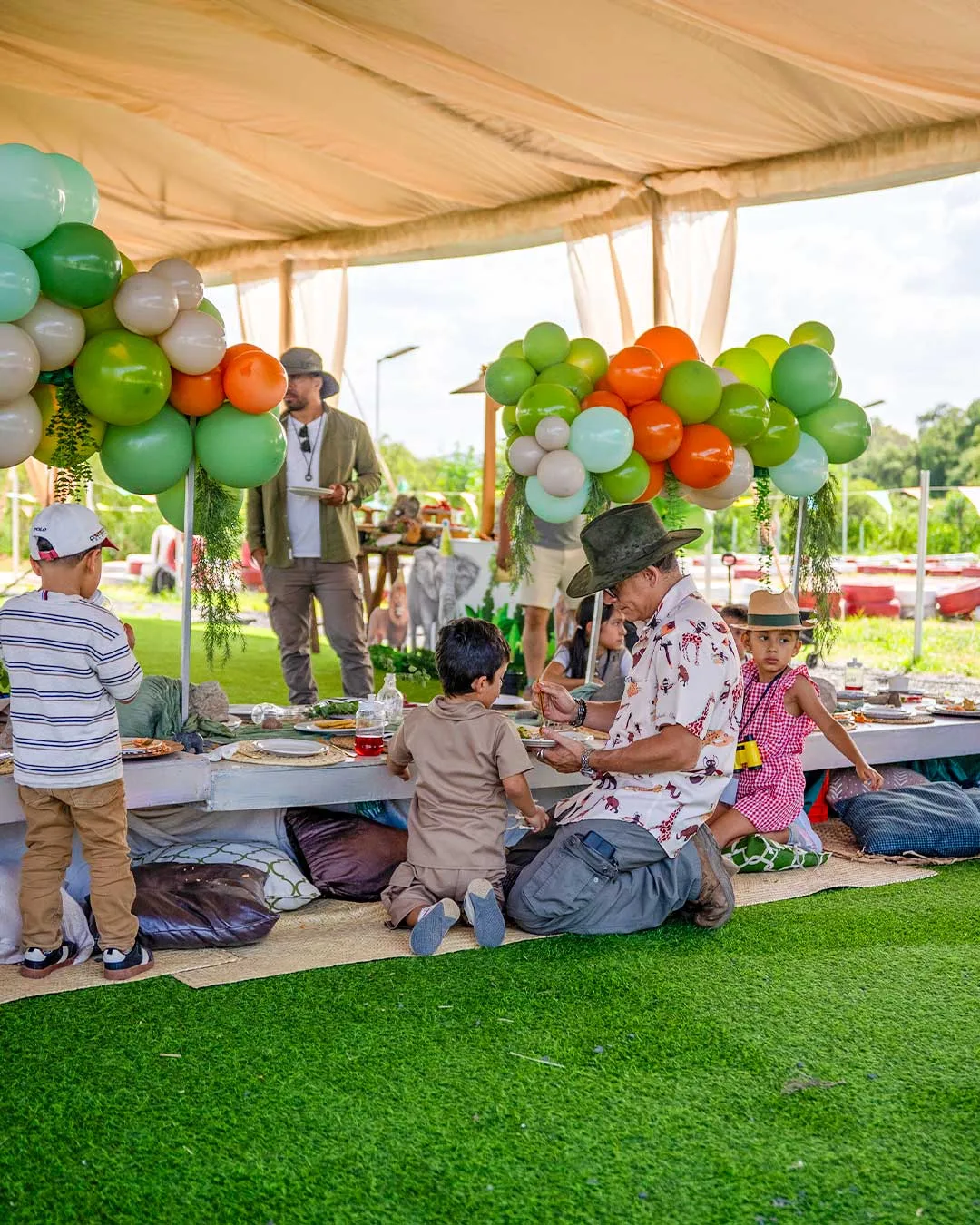 Celebración familiar con globos en la terraza