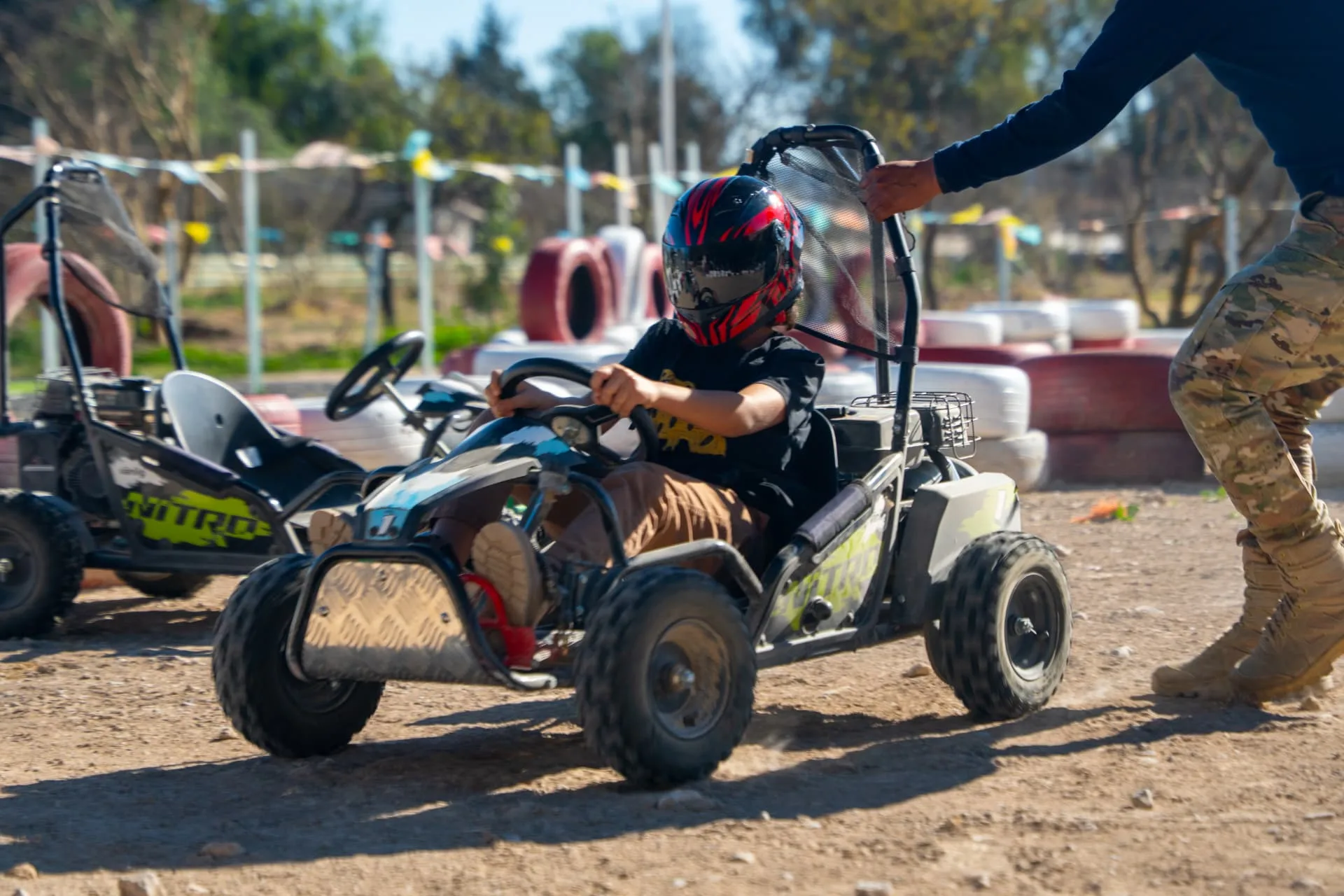 Niño disfrutando los go-karts en Zerena